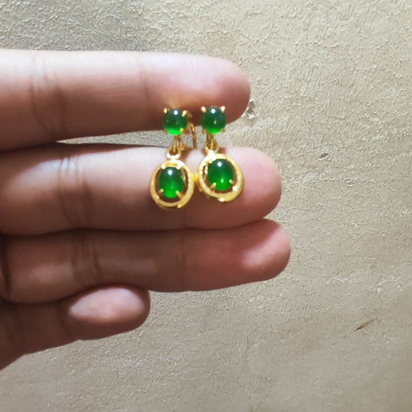 Elegant Green Jadeite Jade and 18 Karat Gold Drop Earrings Approxiately 7.5 Gram
